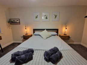 Stylish 2 Bedroom Apartment Sleeps 4 Contractors and Corporates Welcome